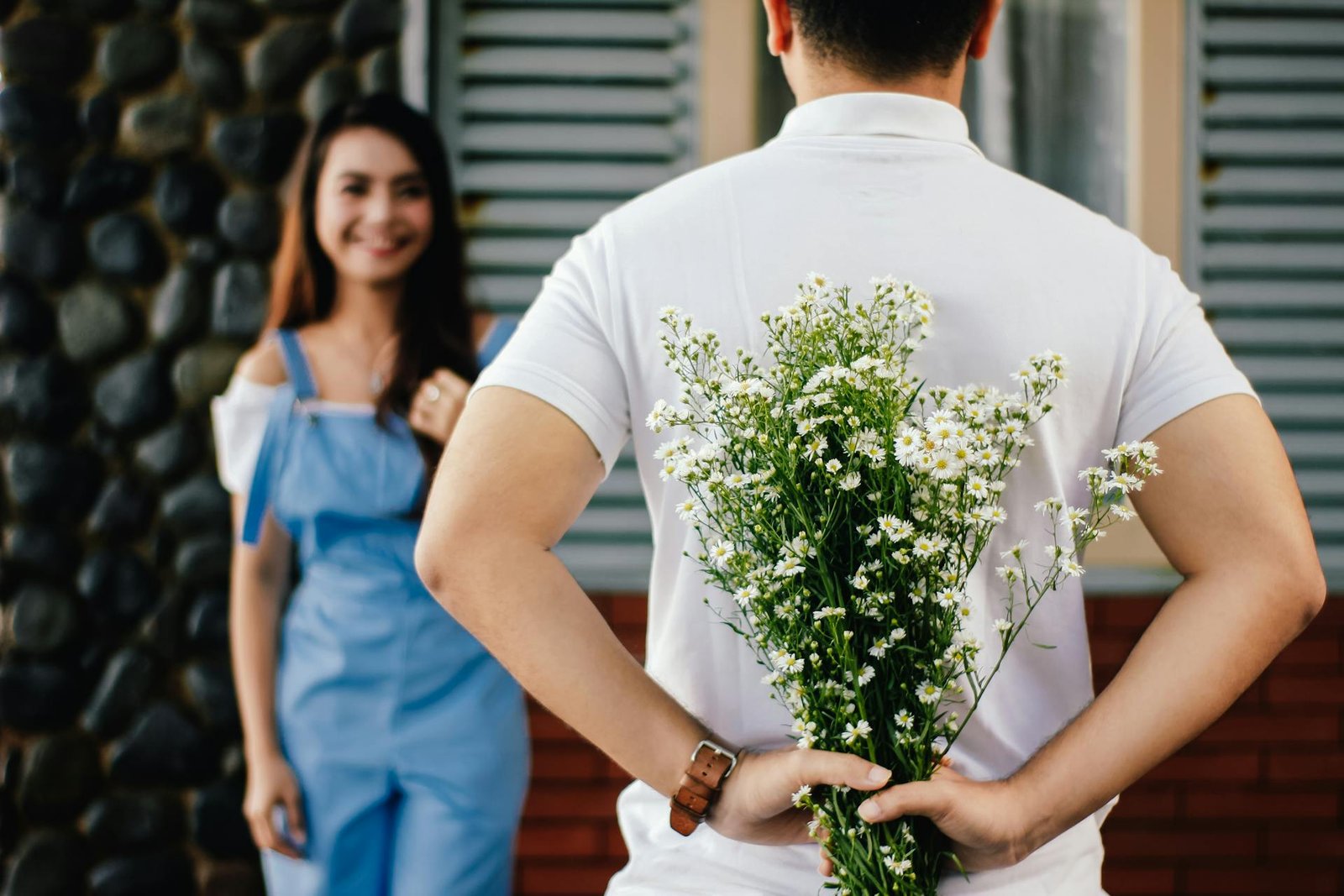 How to Deal with Long-Distance Relationships: 7 Effective Tips